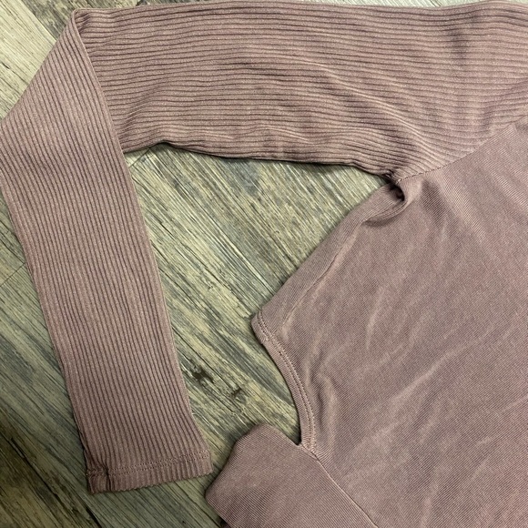 COPY - ALO Yoga crop top - Picture 4 of 7